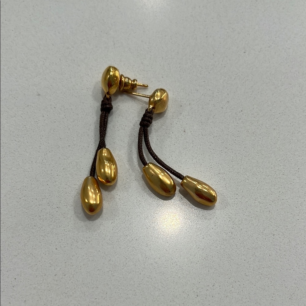 Beautiful uno de 50 Gold and leather Dangle Earrings